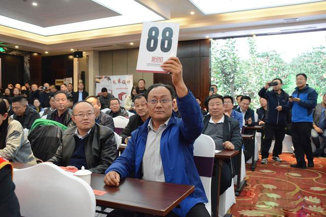 天水市舉辦花牛蘋(píng)果擂臺(tái)賽暨拍賣(mài)愛(ài)心認(rèn)購(gòu)活動(dòng)